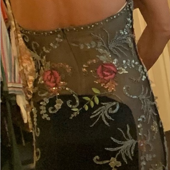 Stunning beaded halter style size 6 silk dress - Picture 2 of 3